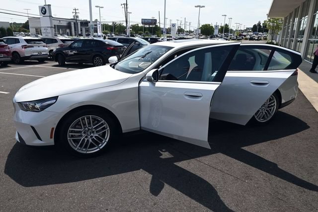 Used 2025 BMW 530i w/ Premium Package RWD image 42