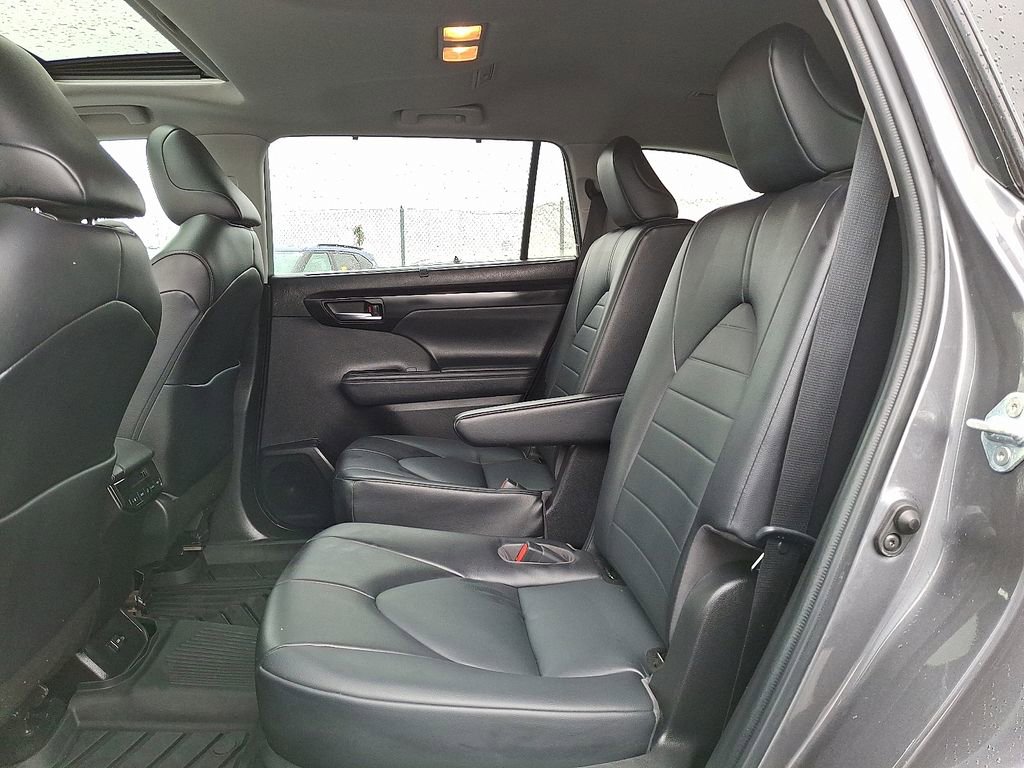 Used 2022 Toyota Highlander XLE FWD image 10