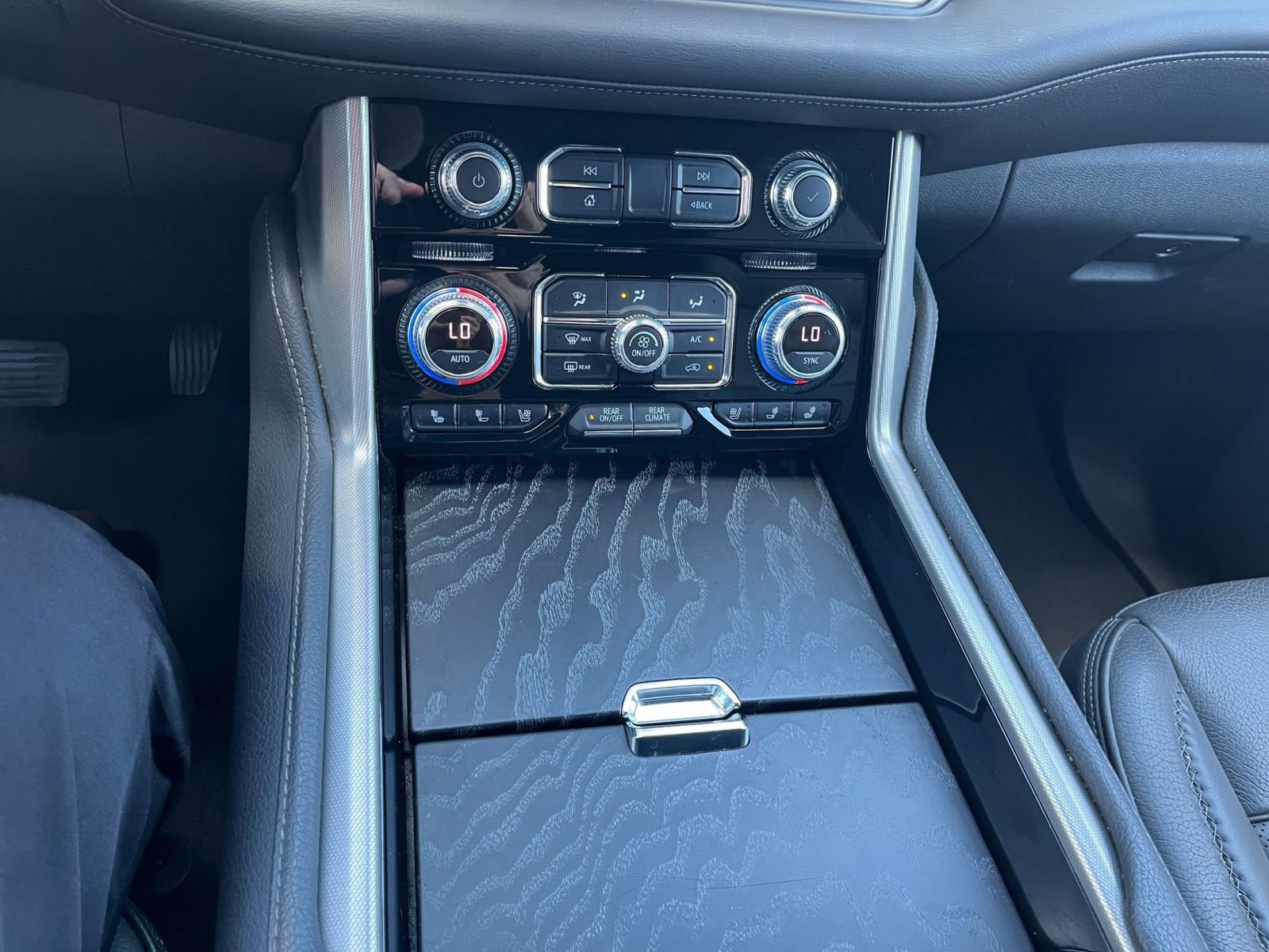 Used 2023 GMC Yukon Denali RWD image 43