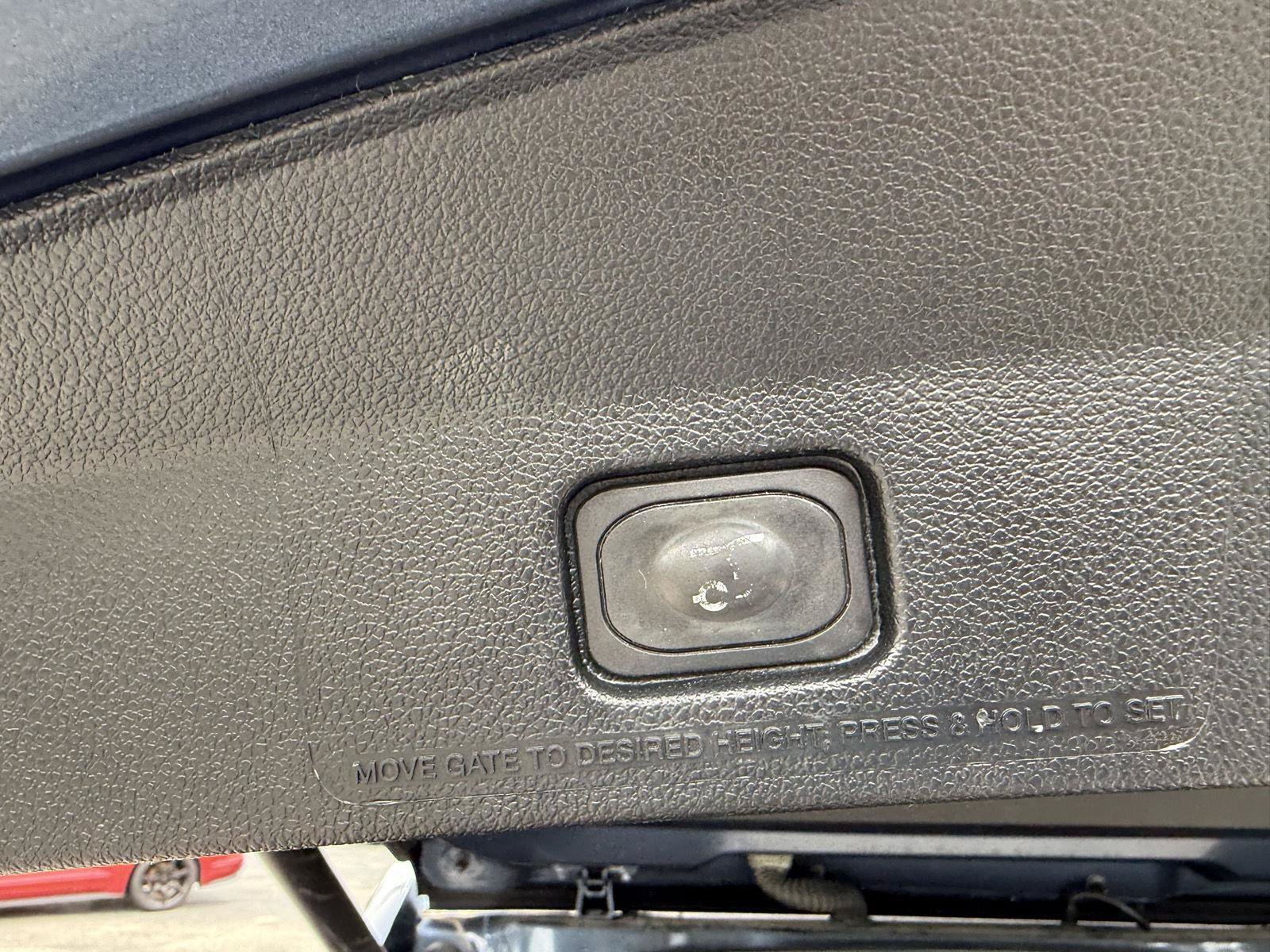 Used 2019 Ford Explorer XLT w/ Equipment Group 202A AWD/4WD image 17
