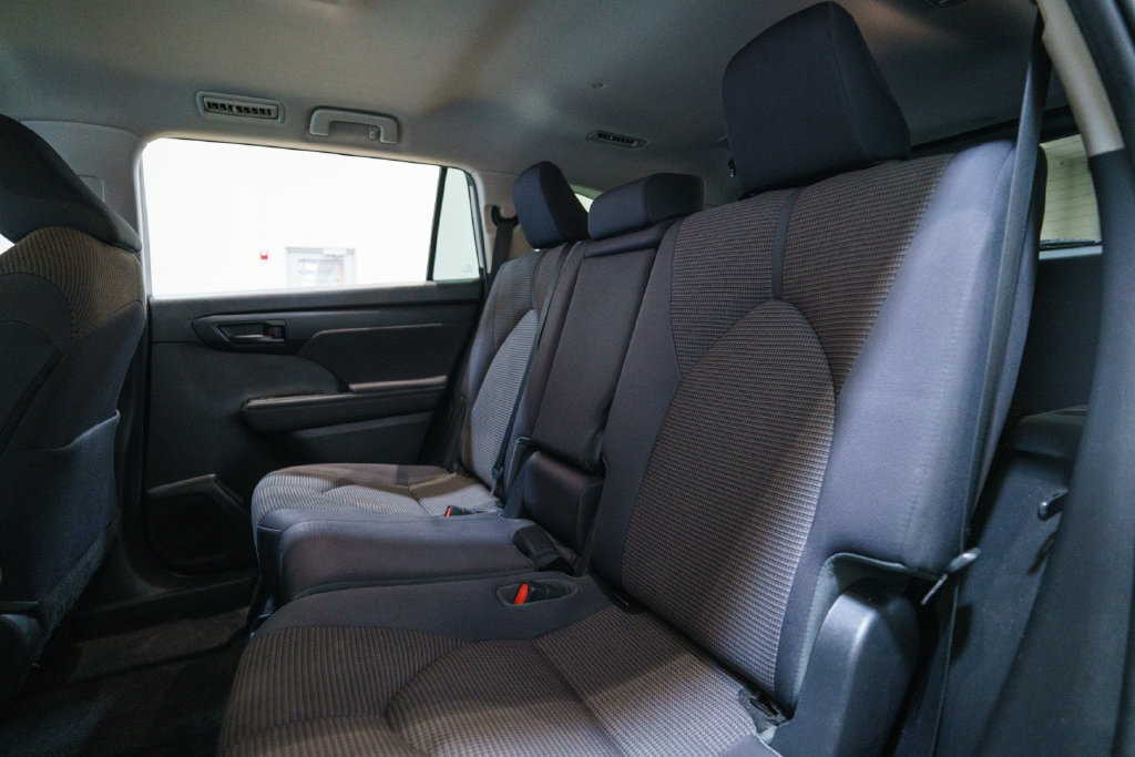 Used 2023 Toyota Highlander LE FWD image 29