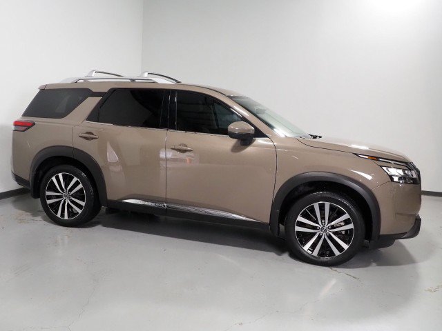 Used 2024 Nissan Pathfinder Platinum FWD image 1