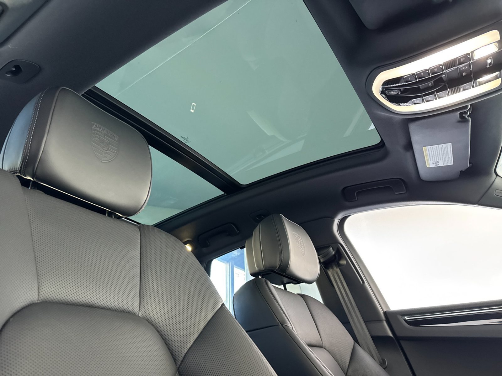 Certified 2026 Porsche Macan AWD/4WD image 17