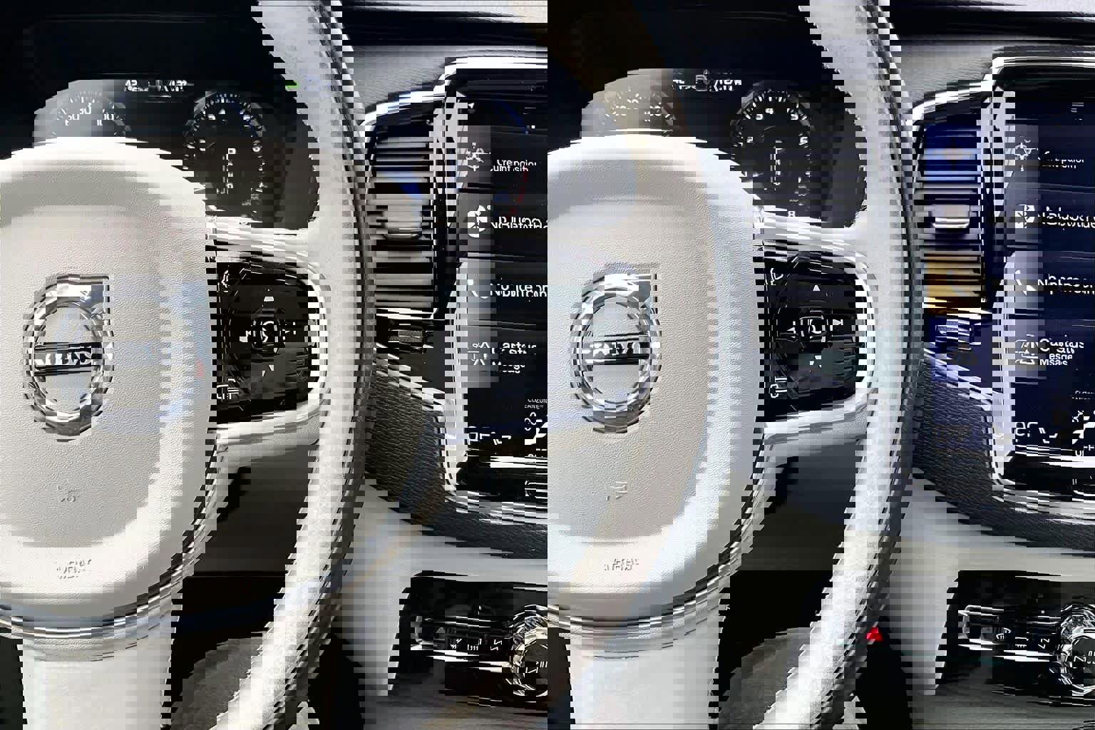 Used 2017 Volvo XC90 T6 Momentum w/ Vision Package image 24