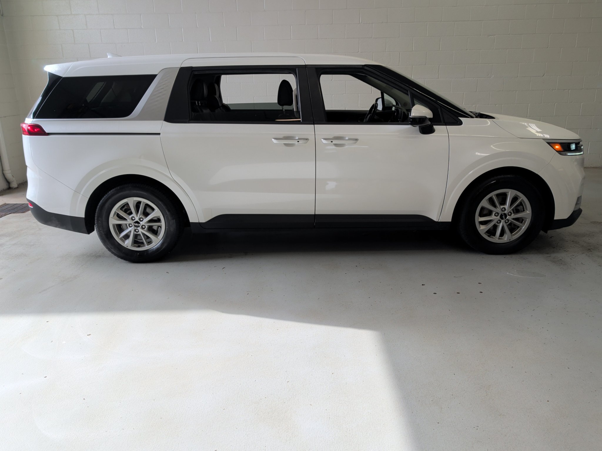 Used 2024 Kia Carnival LX FWD image 2