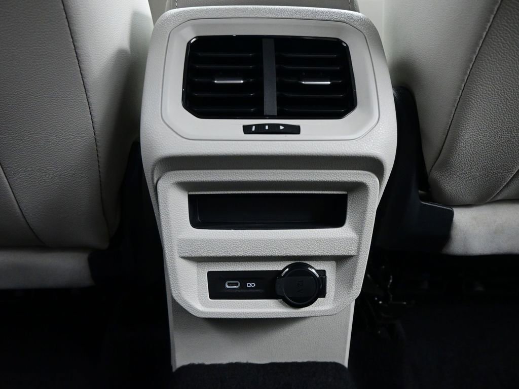 Used 2024 Volkswagen Tiguan SE image 28