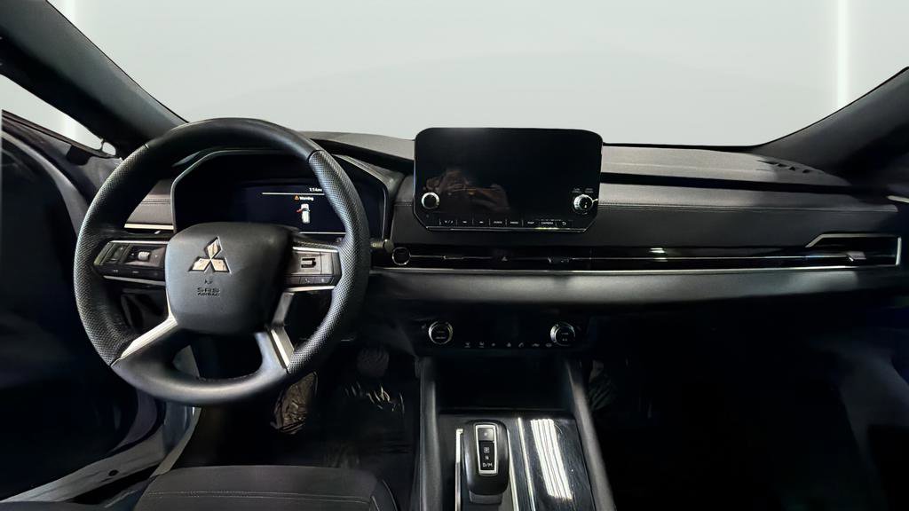 Used 2023 Mitsubishi Outlander SE Black Edition image 13