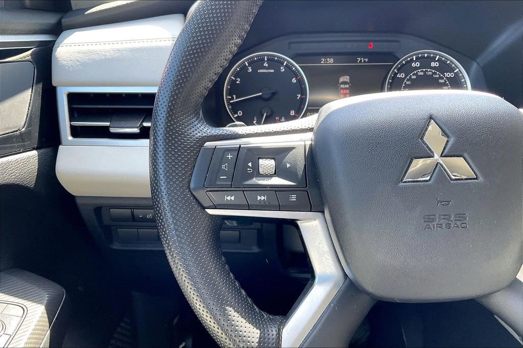 Used 2025 Mitsubishi Outlander SE image 17