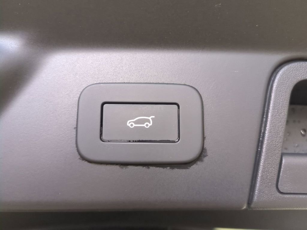 Used 2025 Land Rover Range Rover Velar Dynamic SE image 15