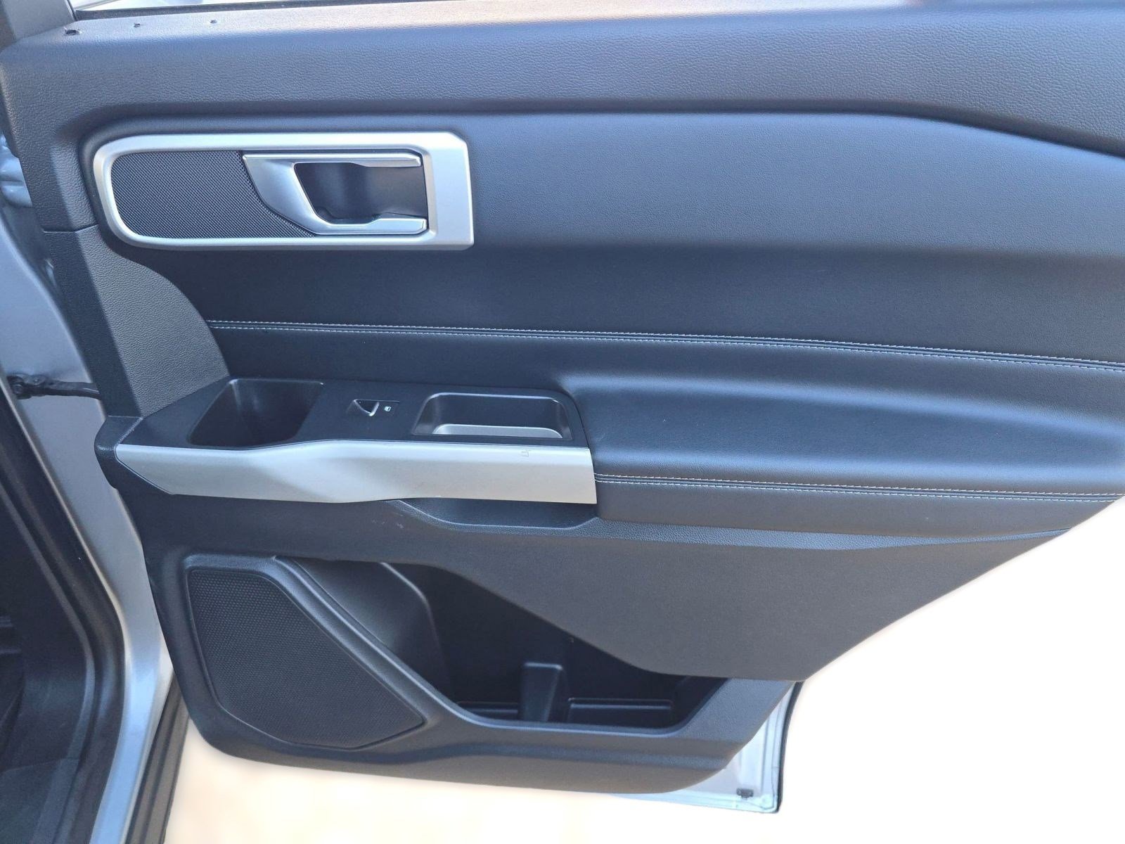 Used 2020 Ford Explorer XLT w/ Equipment Group 202A image 21