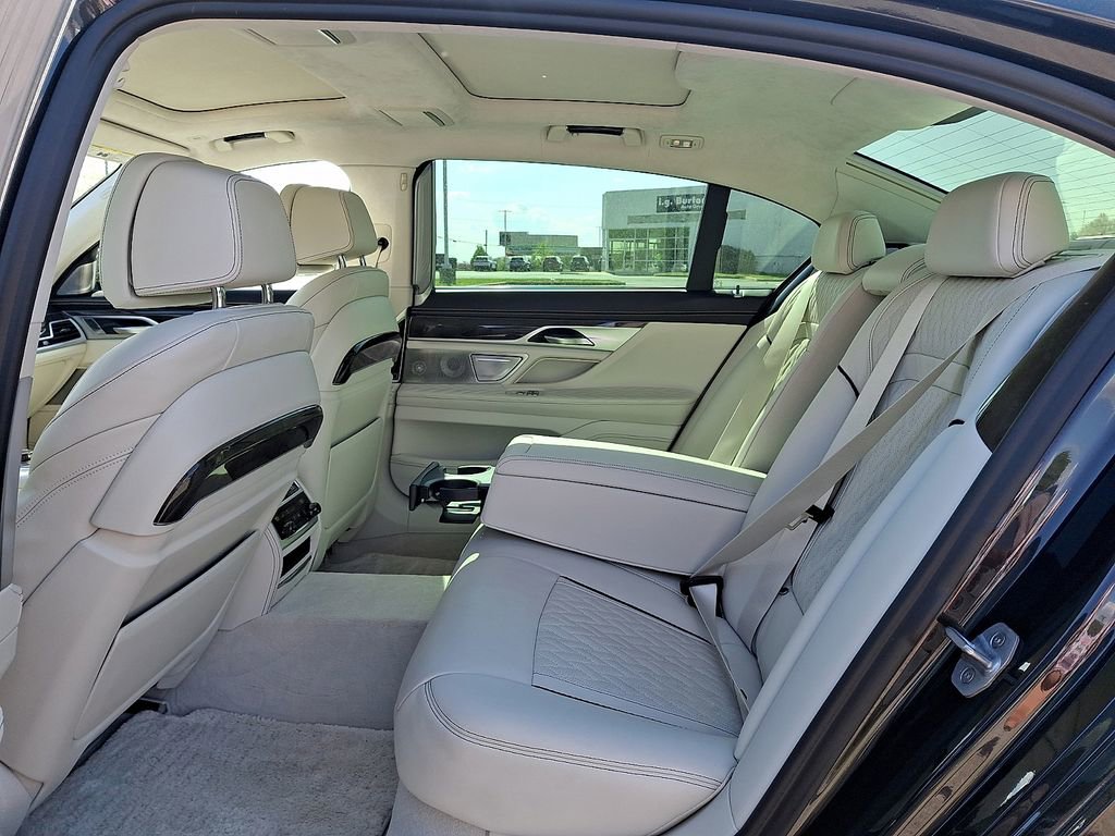 Used 2020 BMW 750i xDrive w/ Autobahn Package AWD/4WD image 10