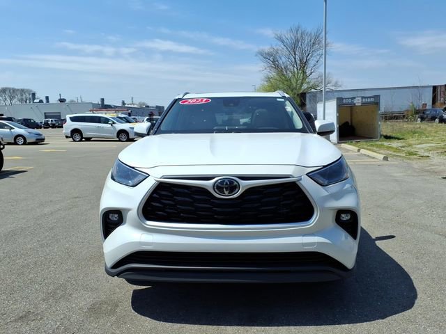 Used 2023 Toyota Highlander XLE AWD/4WD image 2