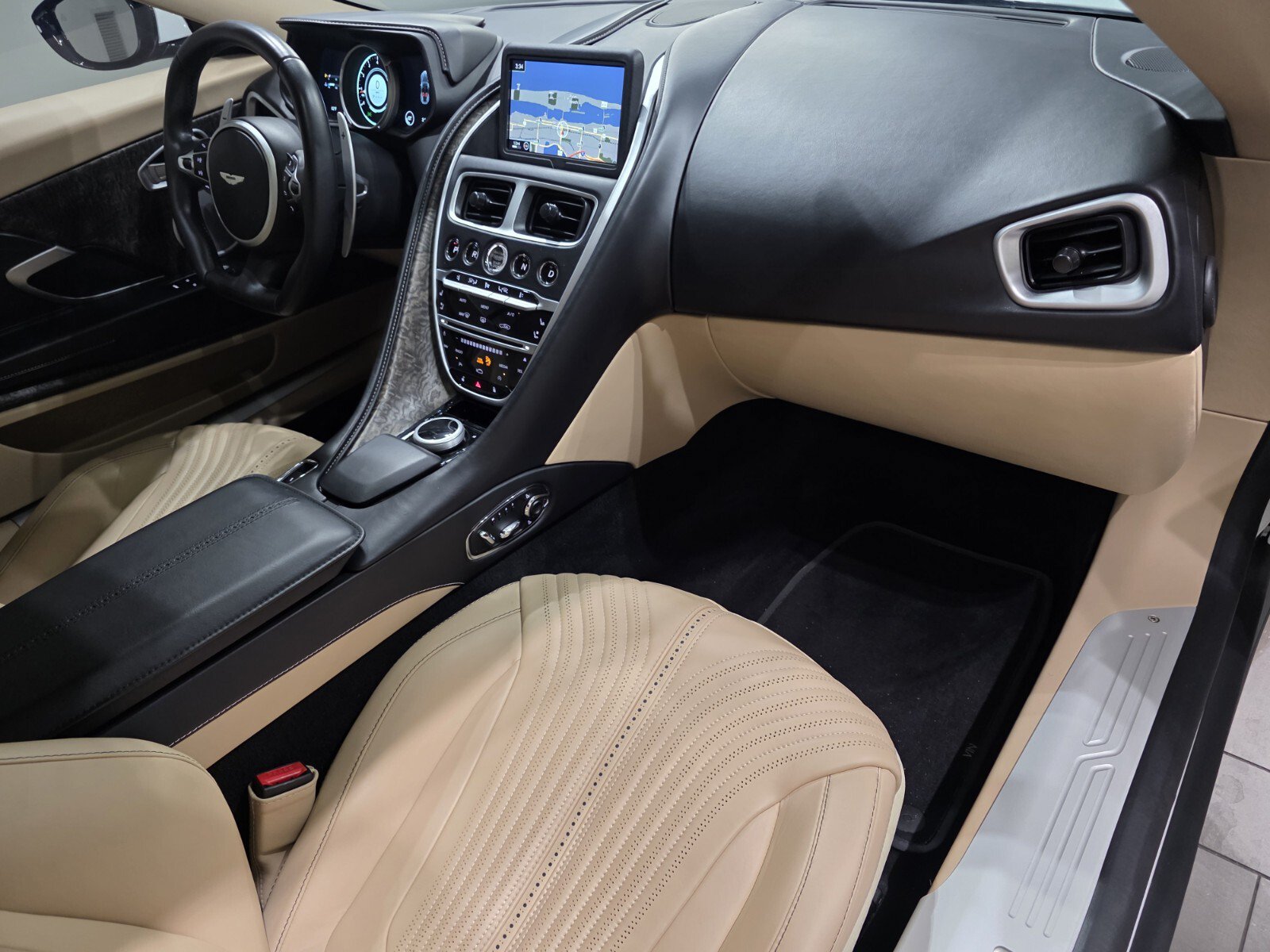 Used 2023 Aston Martin DB11 Coupe RWD image 21