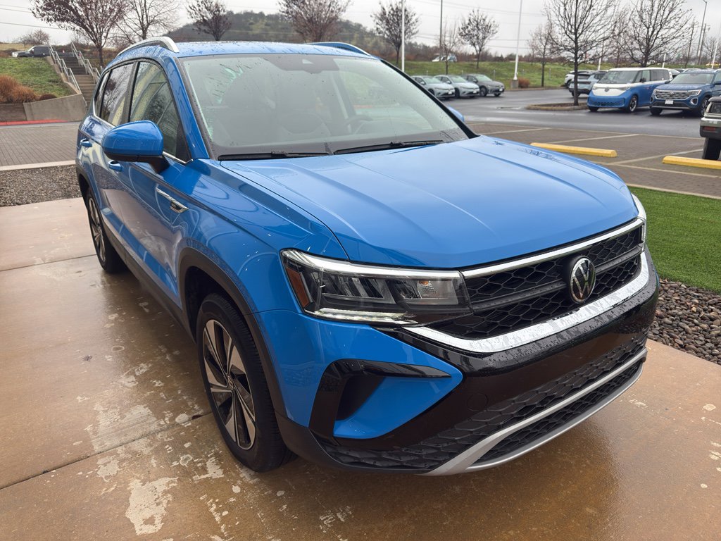 Used 2024 Volkswagen Taos SE w/ Panoramic Sunroof Package image 3