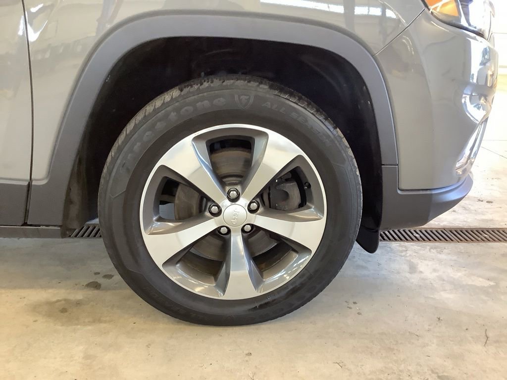 Used 2019 Jeep Cherokee Limited w/ Luxury Group AWD/4WD image 10