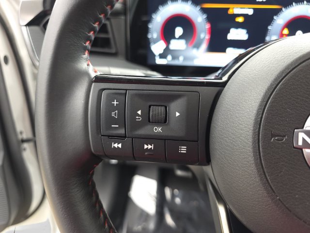 Used 2025 Nissan Kicks SR FWD image 17