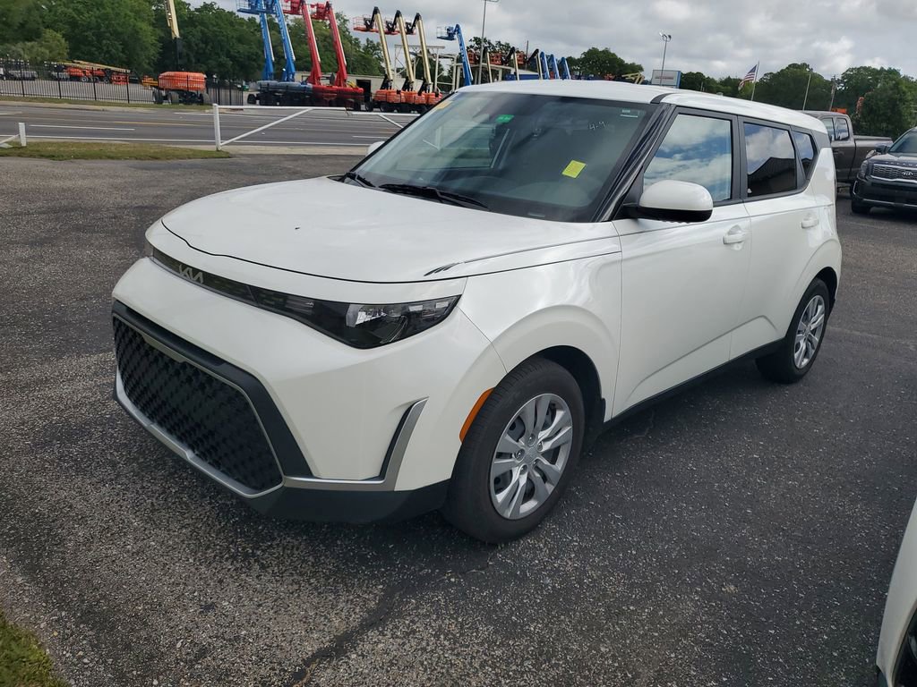 Used 2023 Kia Soul LX image 2