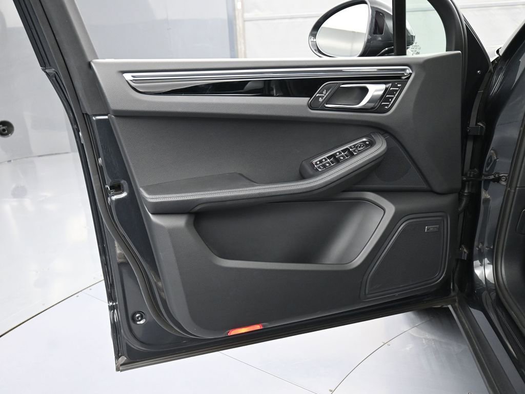 Certified 2025 Porsche Macan image 15