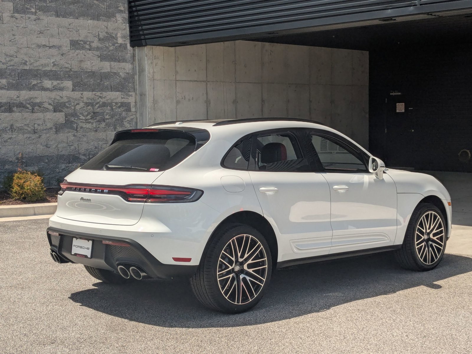 Used 2025 Porsche Macan image 9