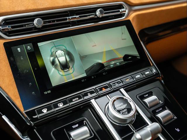Used 2025 Aston Martin V8 Vantage Coupe RWD image 25