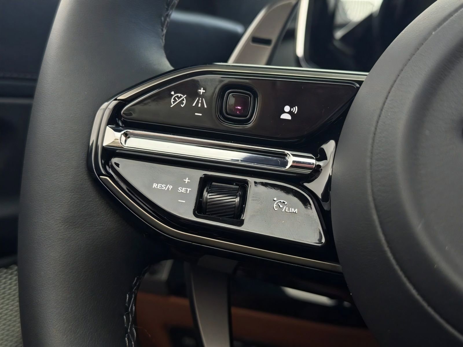 New 2026 Aston Martin V8 Vantage Convertible RWD image 13