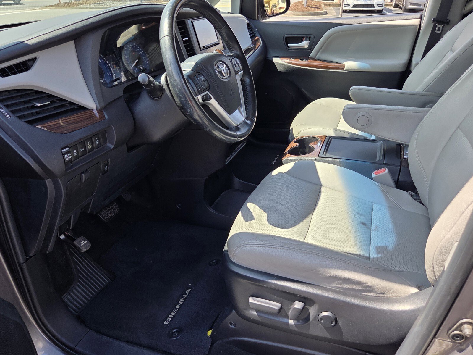 Used 2015 Toyota Sienna Limited image 15