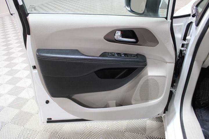 Used 2021 Chrysler Voyager Lxi FWD image 16