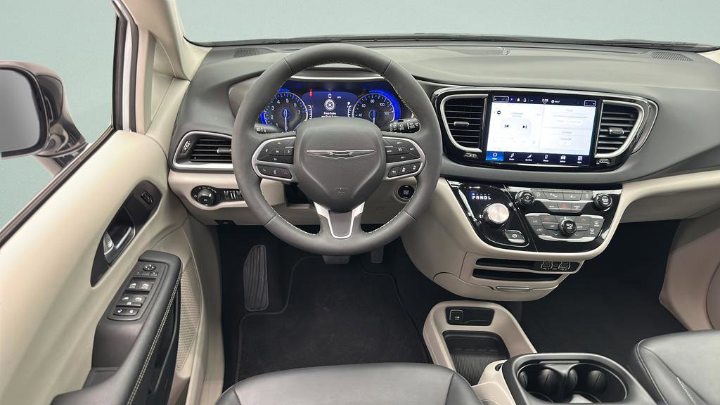 Used 2024 Chrysler Pacifica Touring-L FWD image 14