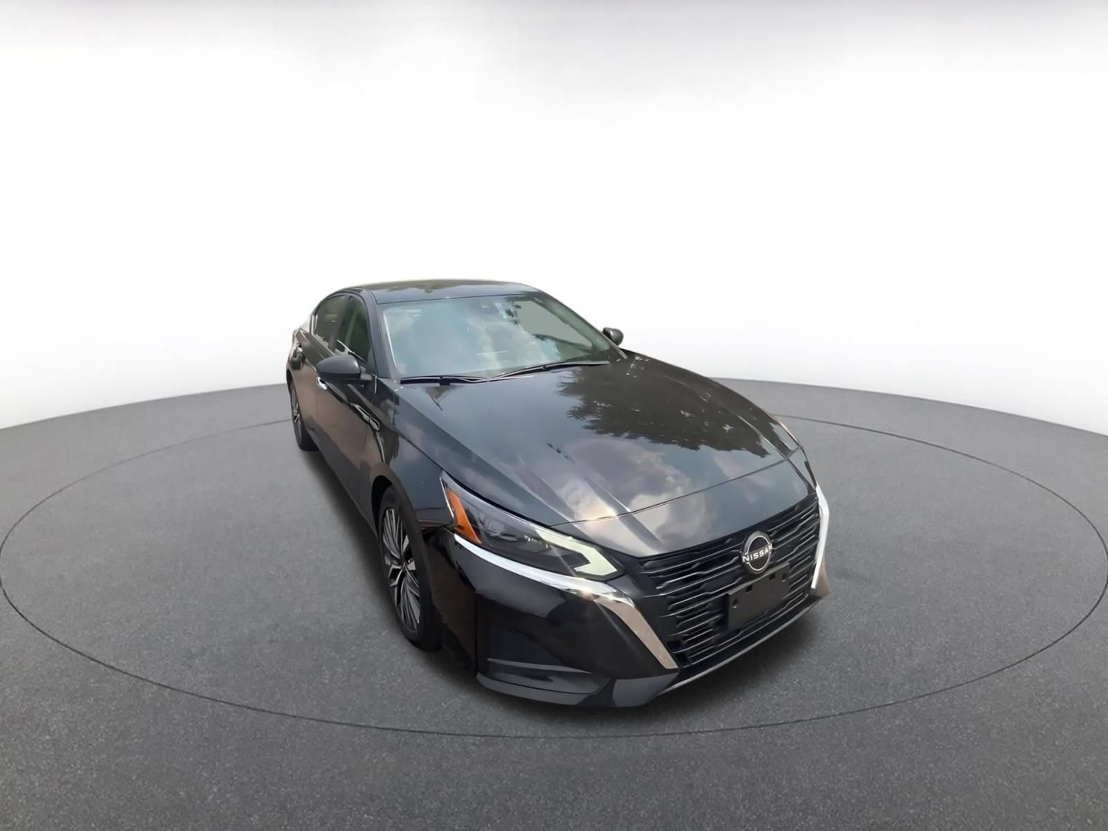 Used 2025 Nissan Altima 2.5 SV FWD image 3