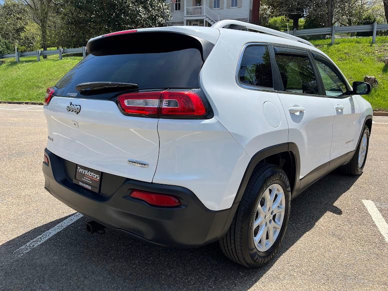 Used 2018 Jeep Cherokee Latitude Plus w/ Cold Weather Group AWD/4WD image 33