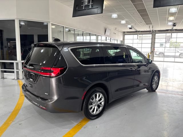 Used 2023 Chrysler Pacifica Touring-L w/ Uconnect Theater Family Group AWD/4WD image 9