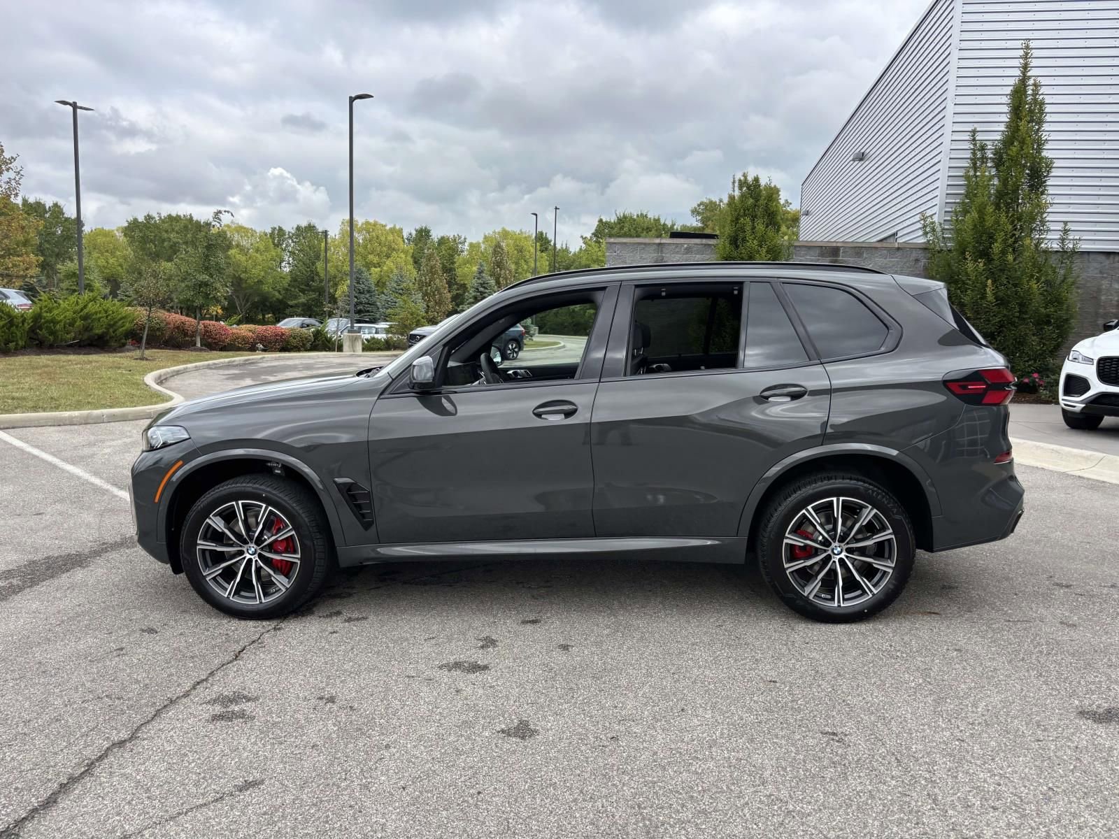 New 2026 BMW X5 xDrive40i w/ M Sport Package AWD/4WD image 4
