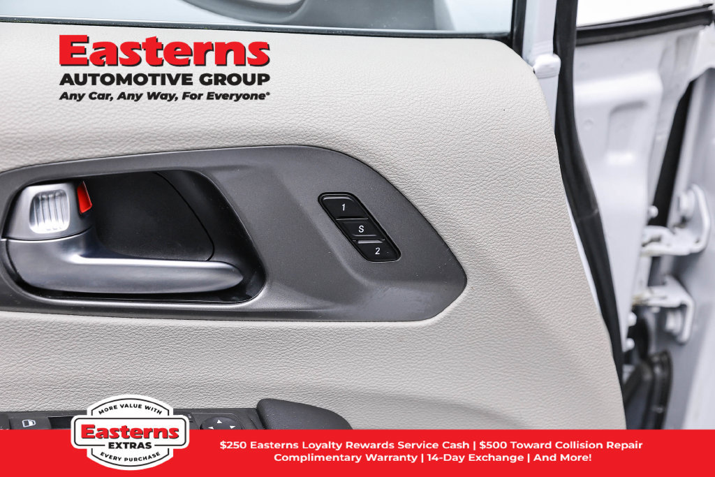 Used 2023 Chrysler Pacifica Touring-L FWD image 22