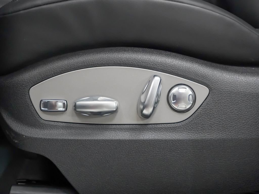 Certified 2025 Porsche Macan Turbo image 24