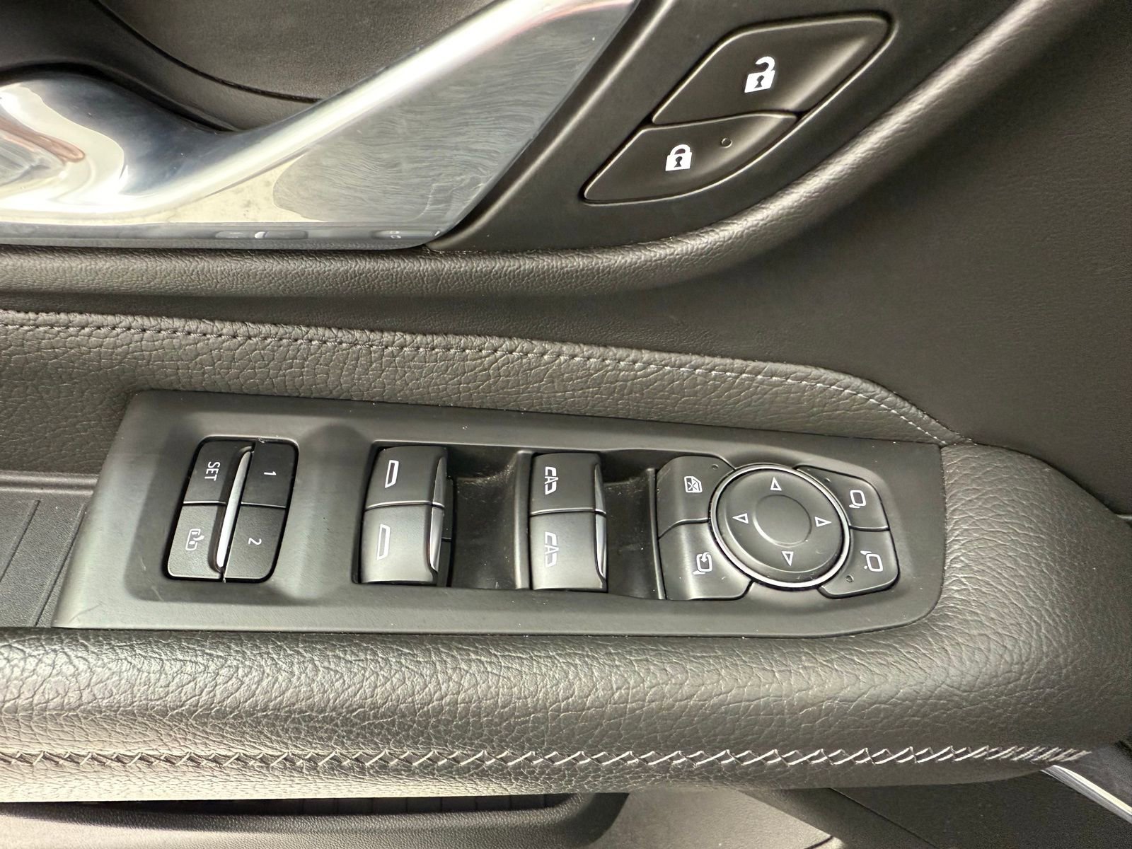 Used 2021 GMC Yukon Denali w/ Denali Premium Package image 12