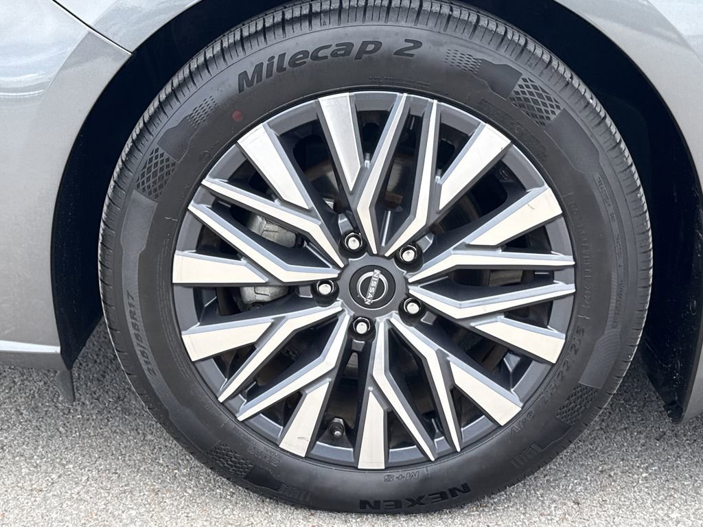 Used 2023 Nissan Altima 2.5 SV FWD image 9