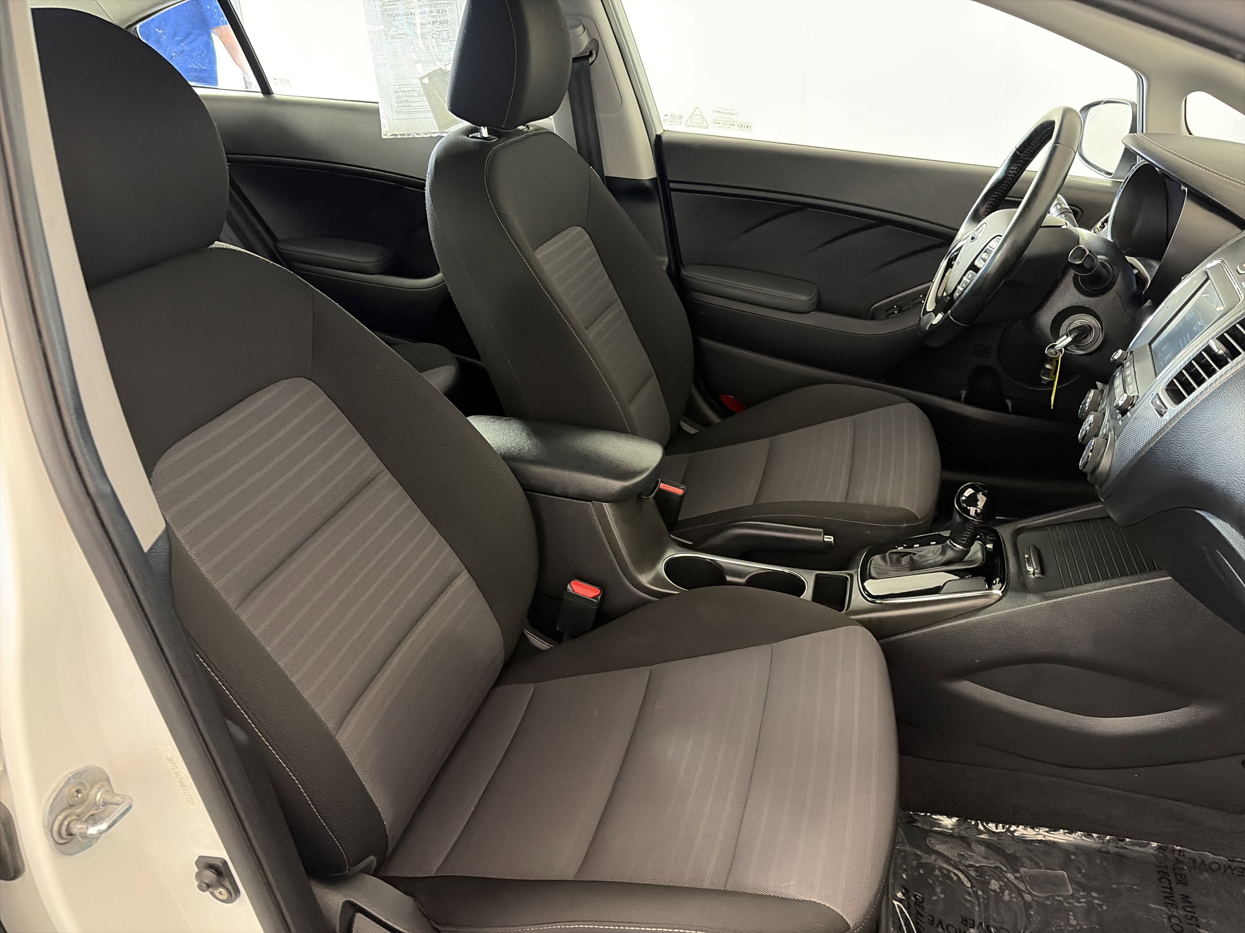 Used 2017 Kia Forte S image 28