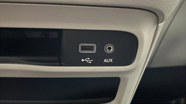 Used 2020 Chrysler Voyager L FWD image 29