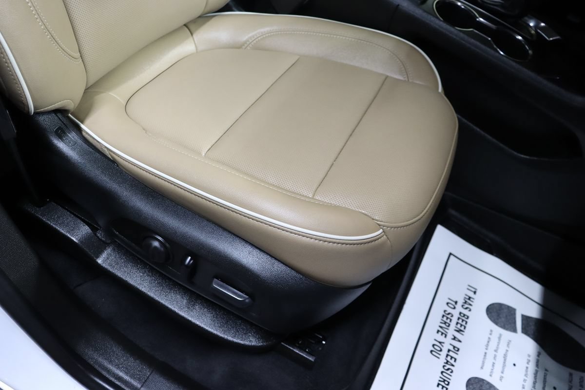Used 2023 Chevrolet Traverse Premier FWD image 66