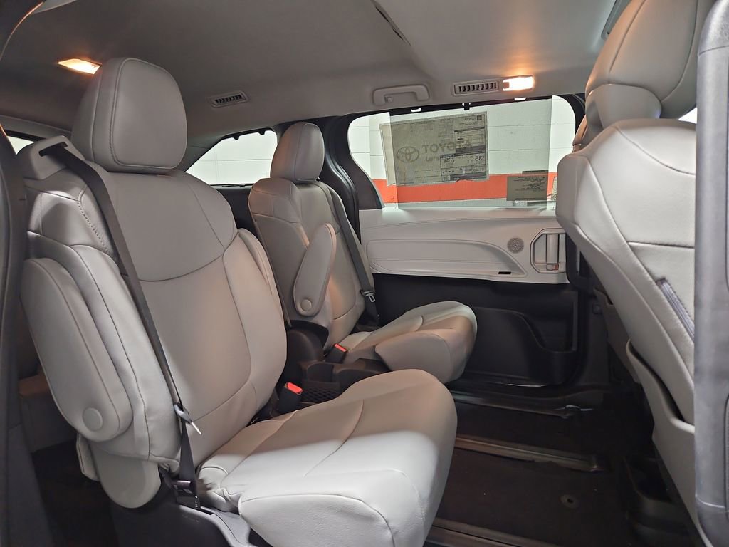 New 2026 Toyota Sienna XLE image 32