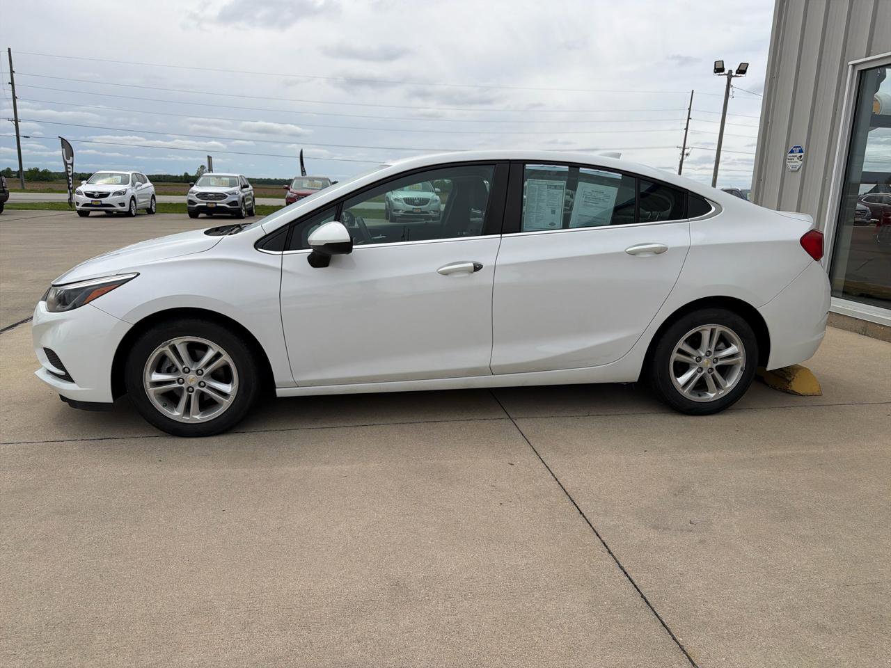 Used 2017 Chevrolet Cruze LT FWD image 4