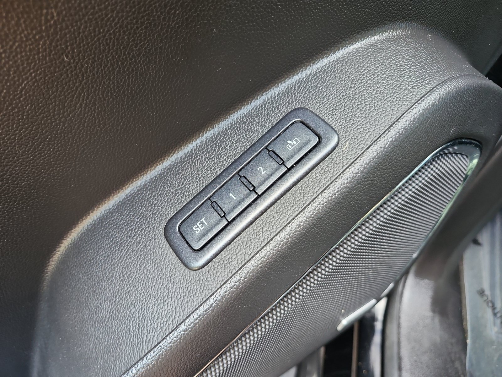 Used 2015 Chevrolet Tahoe LTZ AWD/4WD image 17