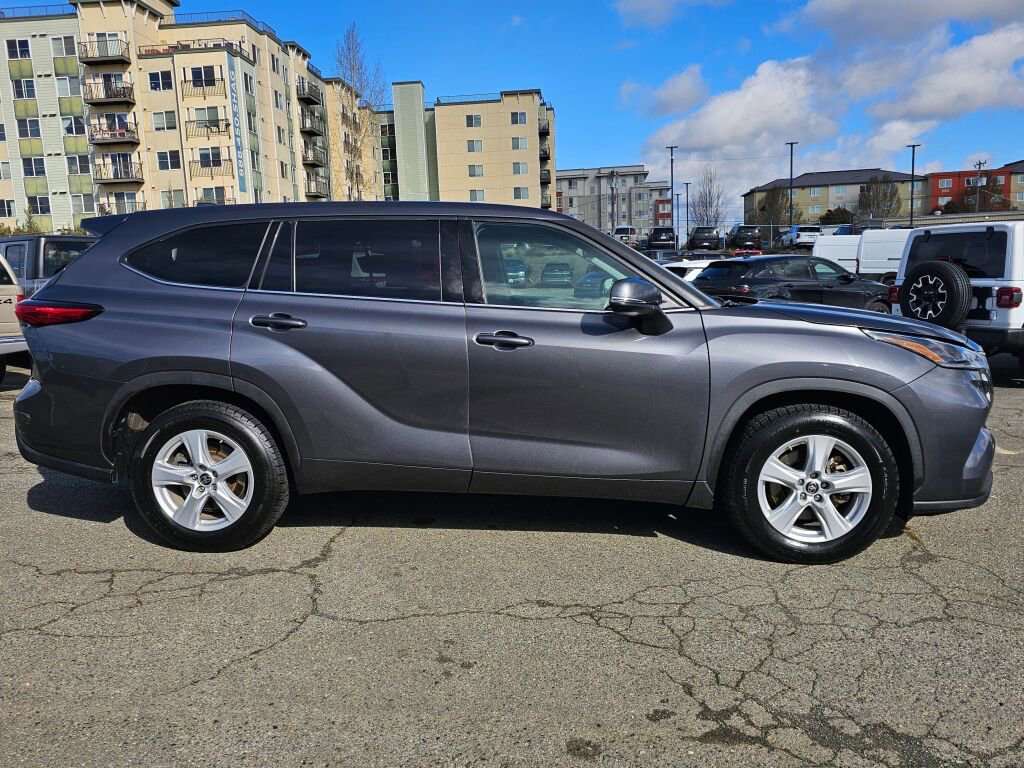 Used 2021 Toyota Highlander LE image 9