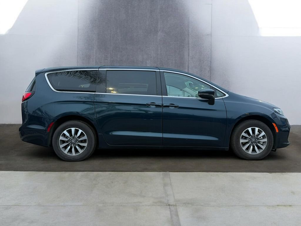 Used 2023 Chrysler Pacifica Touring-L image 21