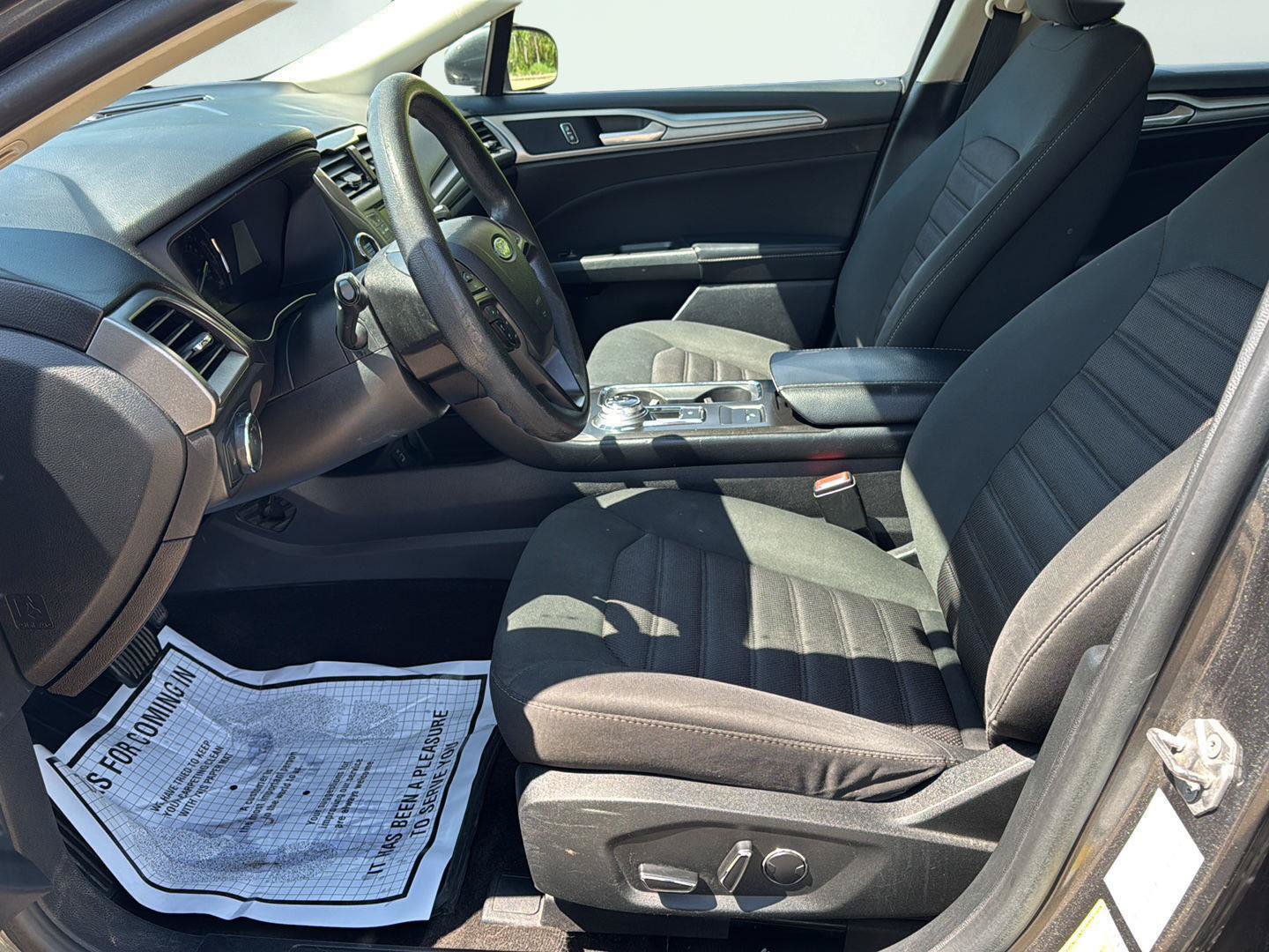 Used 2018 Ford Fusion SE FWD image 12