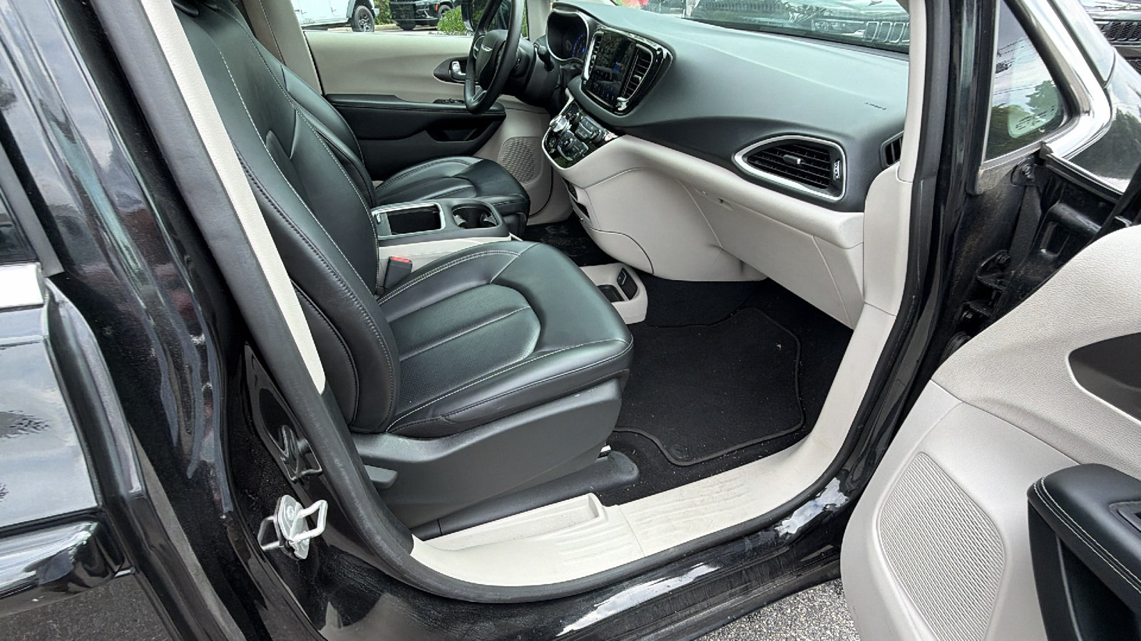 Used 2024 Chrysler Pacifica Touring-L FWD image 19