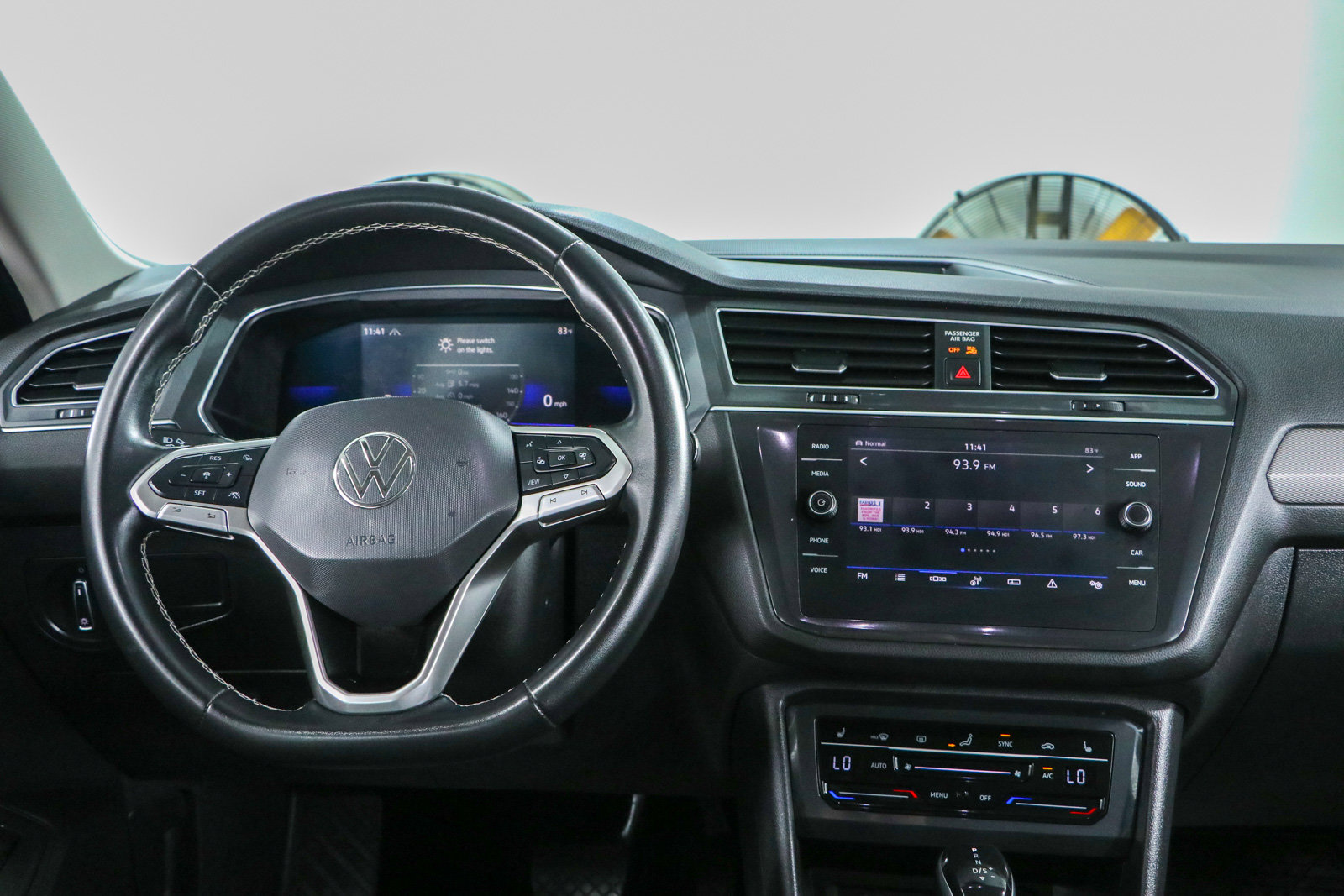 Used 2022 Volkswagen Tiguan SE w/ Panoramic Sunroof Package AWD/4WD image 17