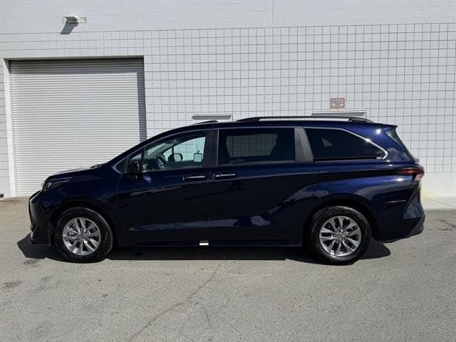 Used 2024 Toyota Sienna XLE image 3