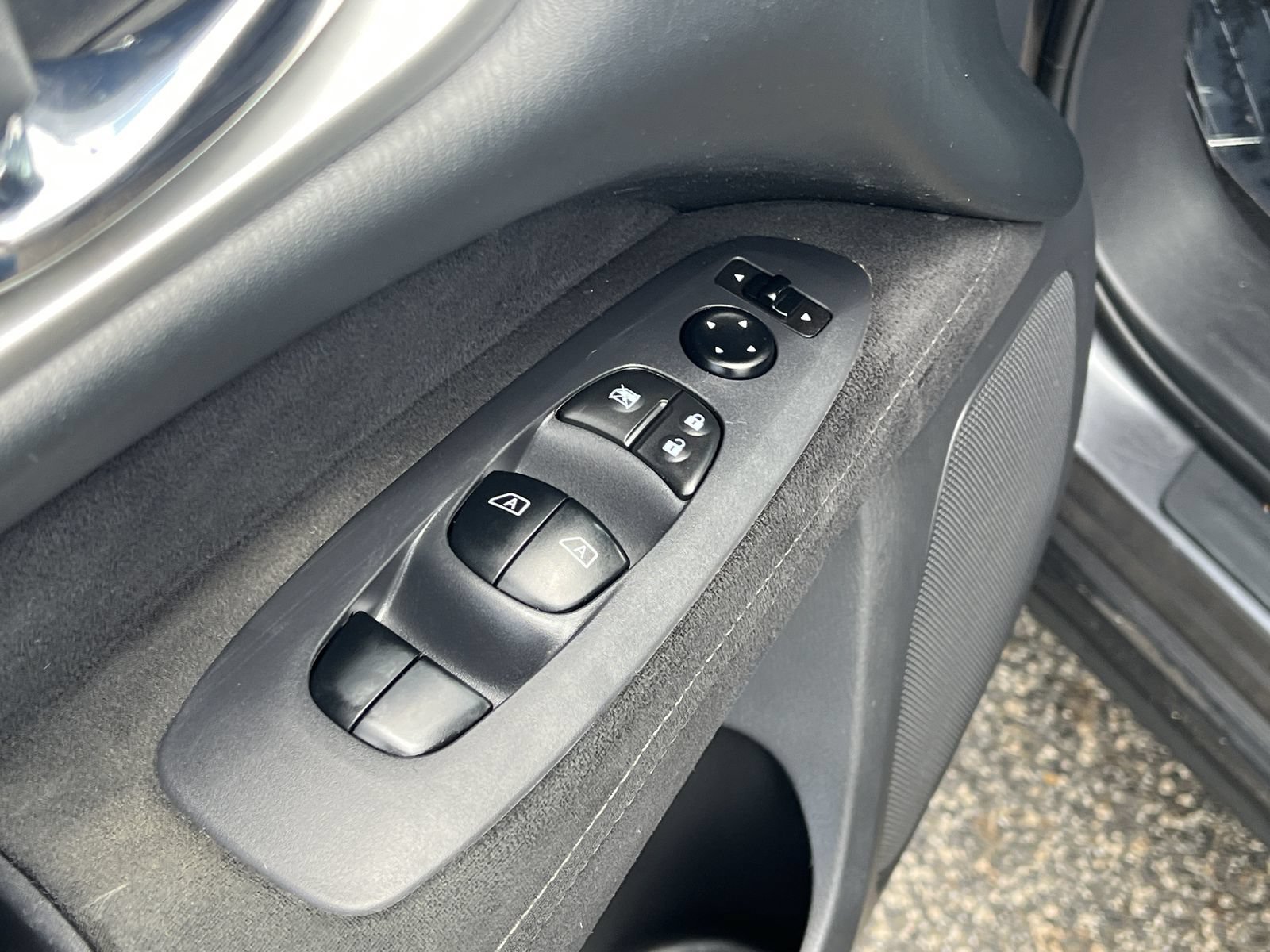 Used 2016 Nissan Pathfinder SV FWD image 15