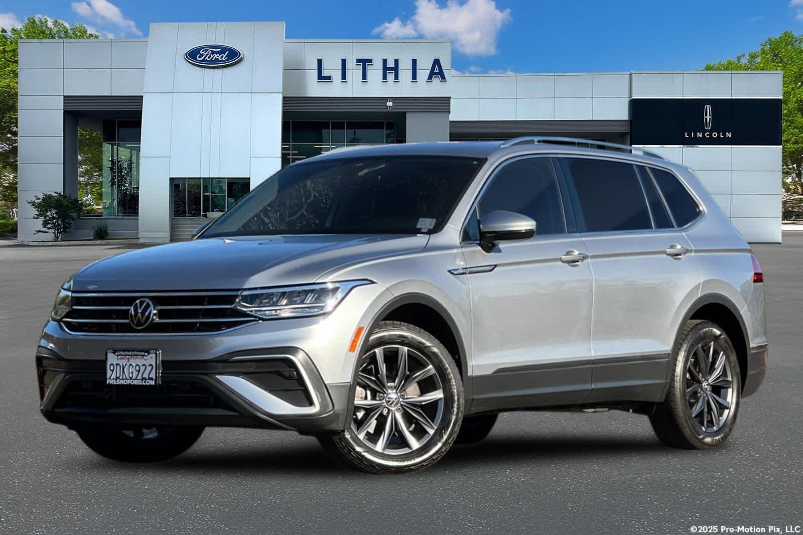 Used 2022 Volkswagen Tiguan SE image 1